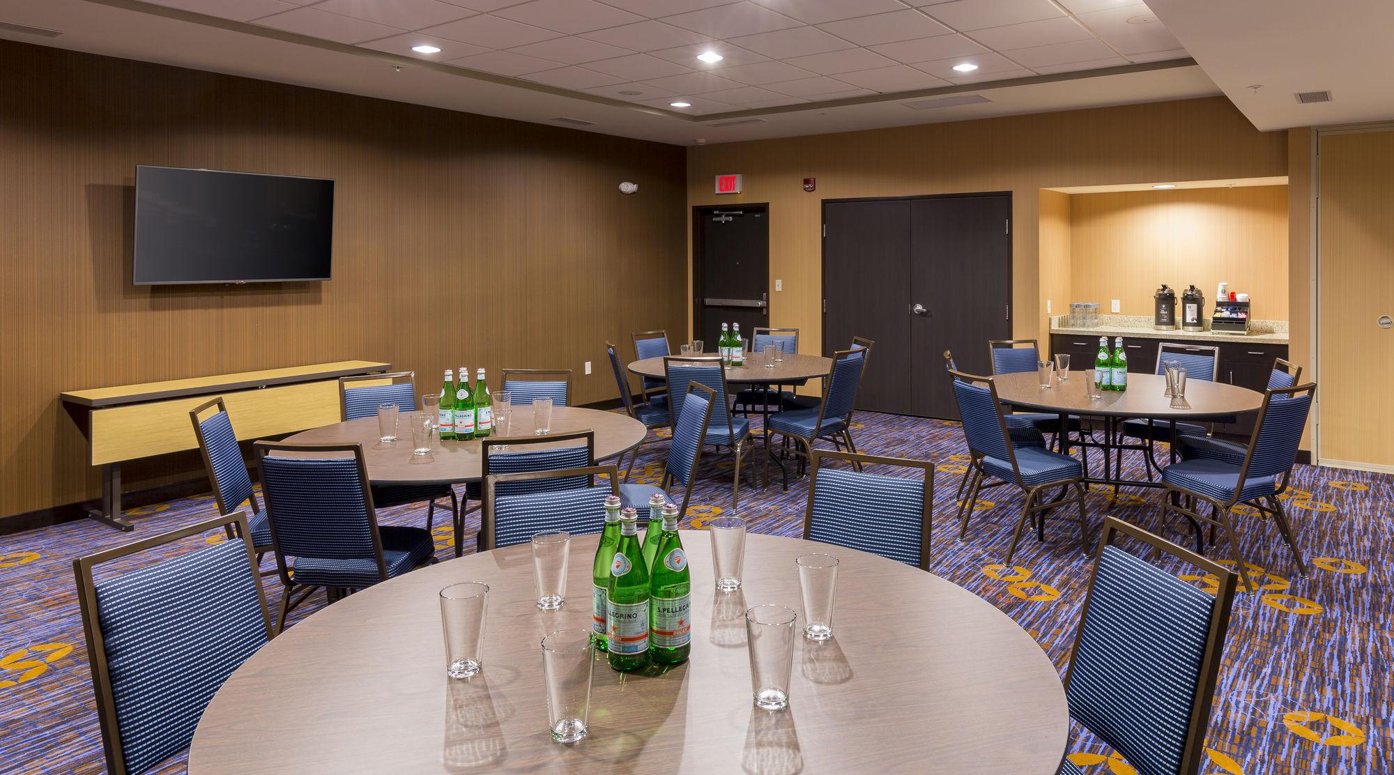 Courtyard By Marriott Bismarck North Hotel Exterior foto