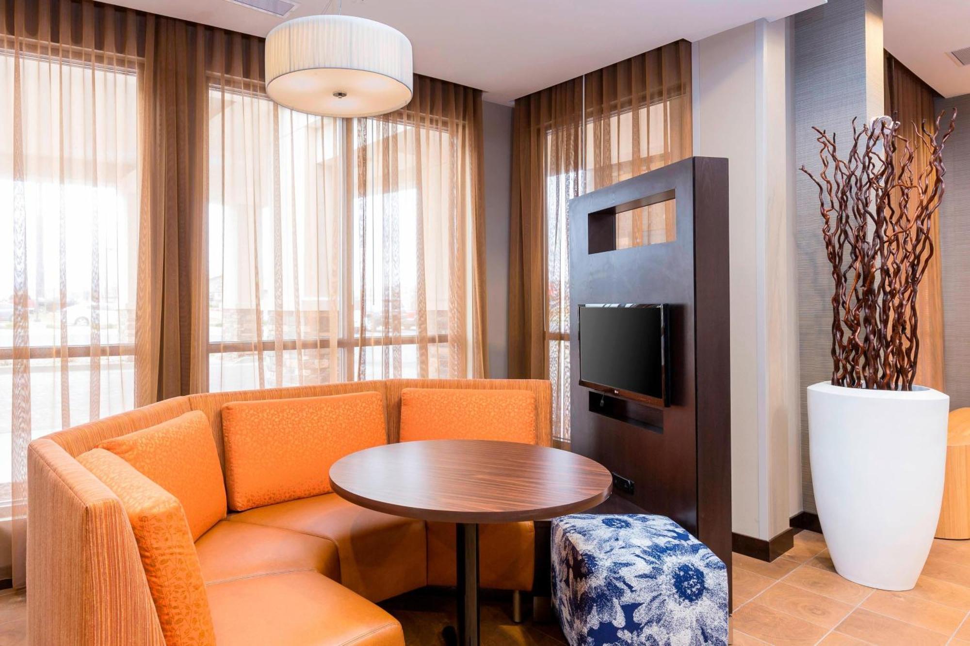 Courtyard By Marriott Bismarck North Hotel Exterior foto