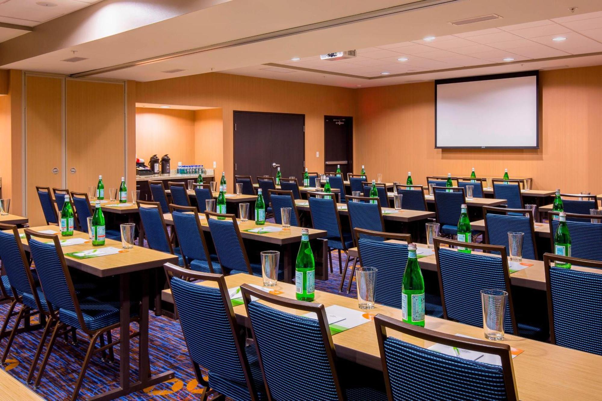 Courtyard By Marriott Bismarck North Hotel Exterior foto