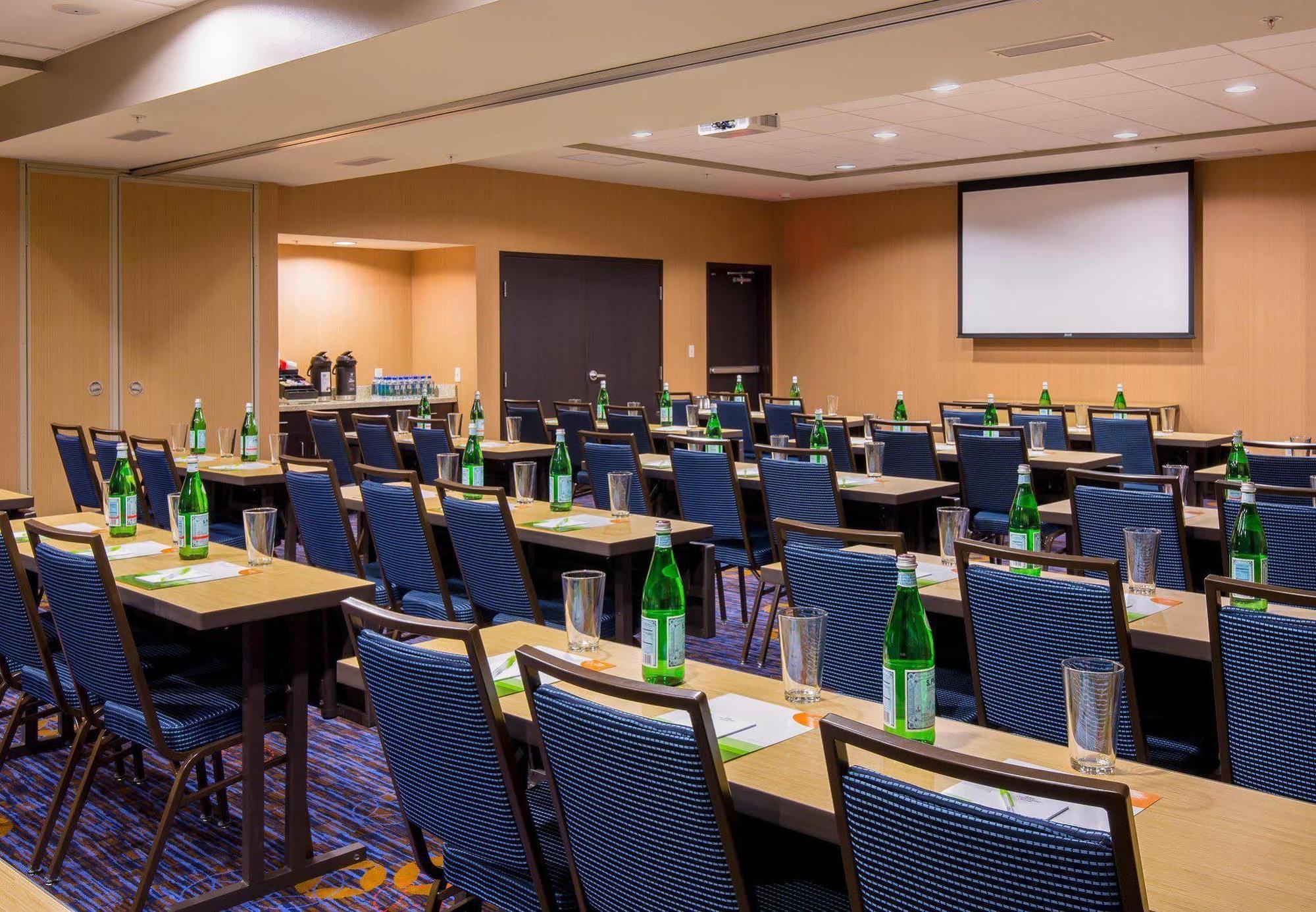 Courtyard By Marriott Bismarck North Hotel Exterior foto