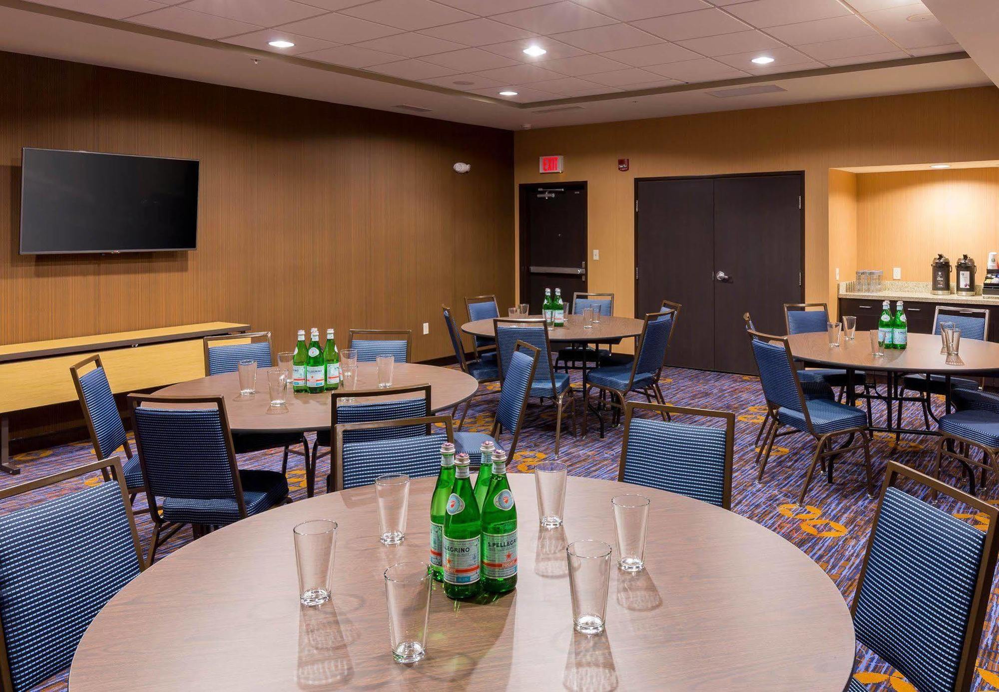 Courtyard By Marriott Bismarck North Hotel Exterior foto